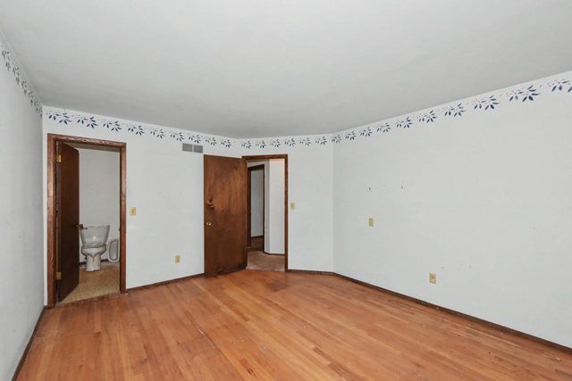 14870 W Kingsway DRIVE, New Berlin, WI 53151