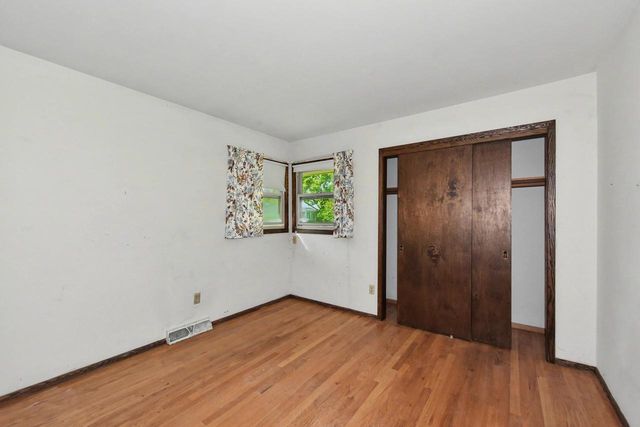 14870 W Kingsway DRIVE, New Berlin, WI 53151