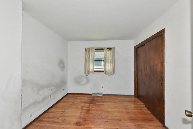 14870 W Kingsway DRIVE, New Berlin, WI 53151