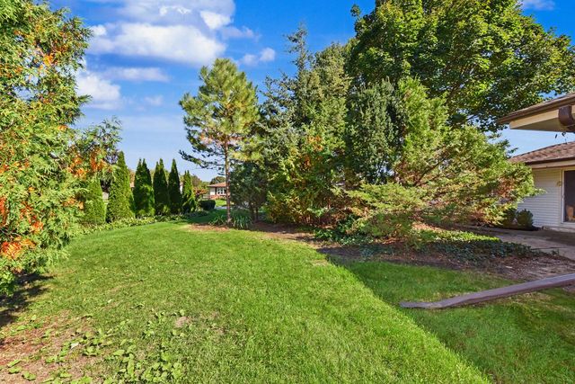 14870 W Kingsway DRIVE, New Berlin, WI 53151
