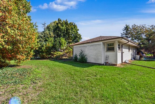 14870 W Kingsway DRIVE, New Berlin, WI 53151