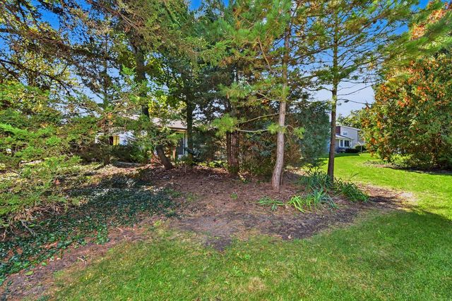 14870 W Kingsway DRIVE, New Berlin, WI 53151
