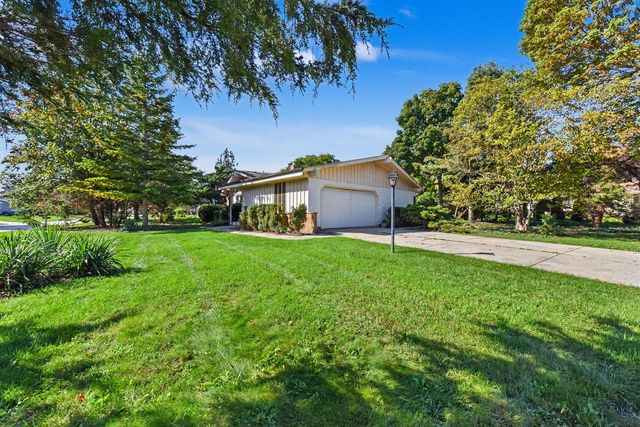 14870 W Kingsway DRIVE, New Berlin, WI 53151