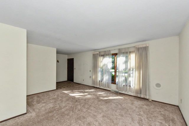 14870 W Kingsway DRIVE, New Berlin, WI 53151