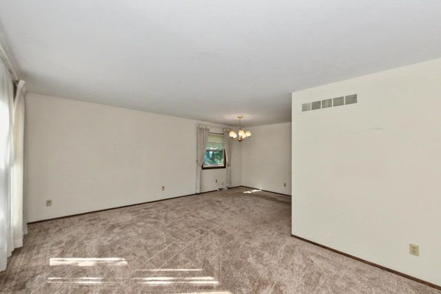 14870 W Kingsway DRIVE, New Berlin, WI 53151