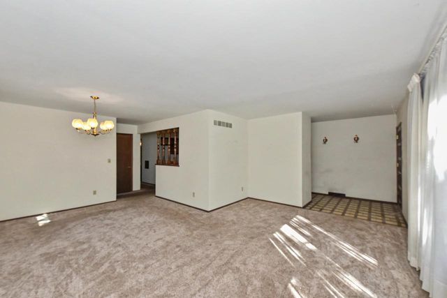 14870 W Kingsway DRIVE, New Berlin, WI 53151