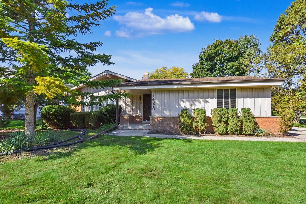 14870 W Kingsway DRIVE, New Berlin, WI 53151