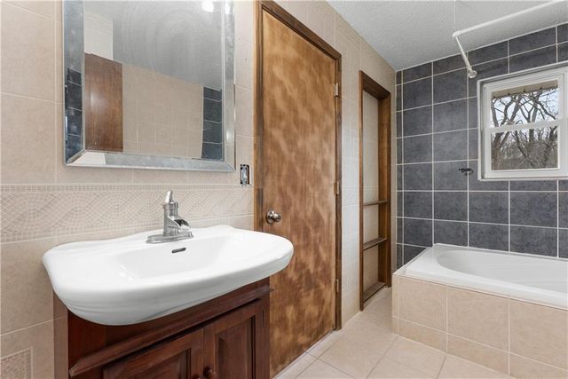 406 SE 21st Street, Oak Grove, MO 64075