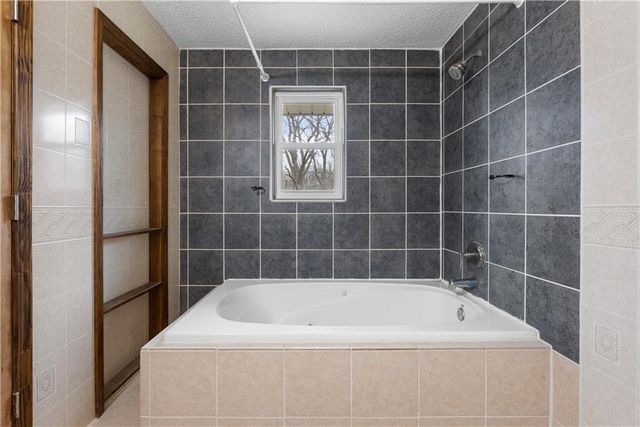 406 SE 21st Street, Oak Grove, MO 64075