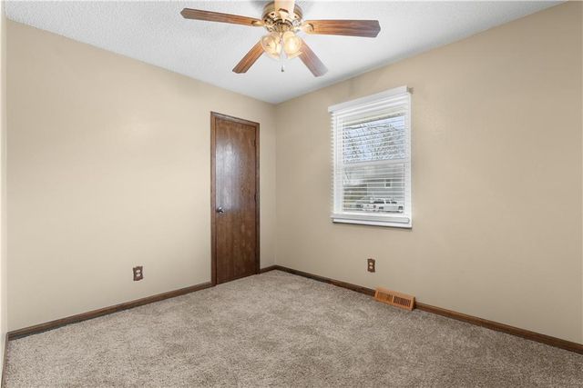 406 SE 21st Street, Oak Grove, MO 64075