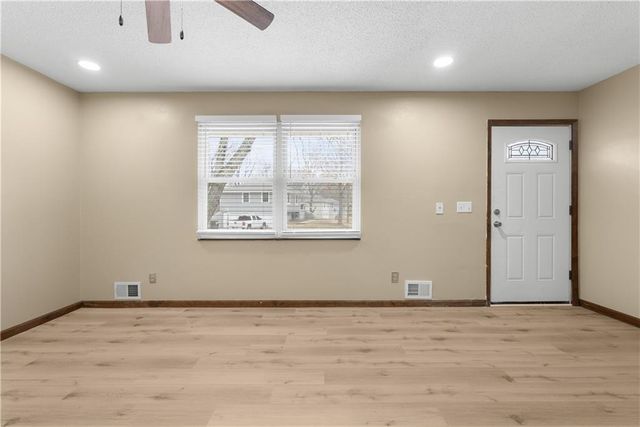 406 SE 21st Street, Oak Grove, MO 64075