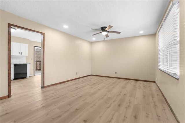 406 SE 21st Street, Oak Grove, MO 64075