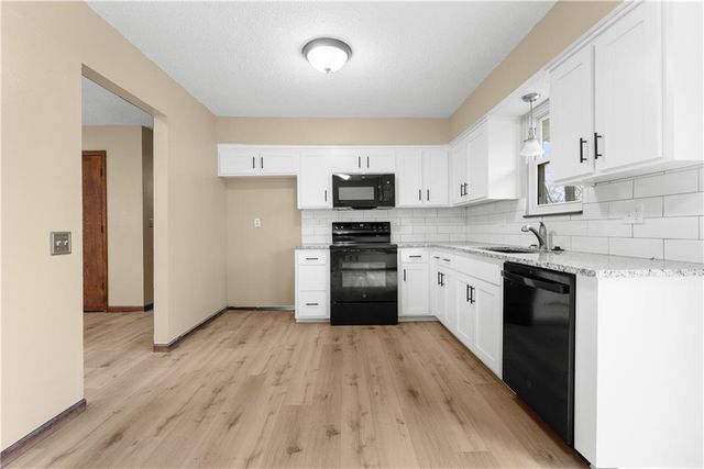 406 SE 21st Street, Oak Grove, MO 64075