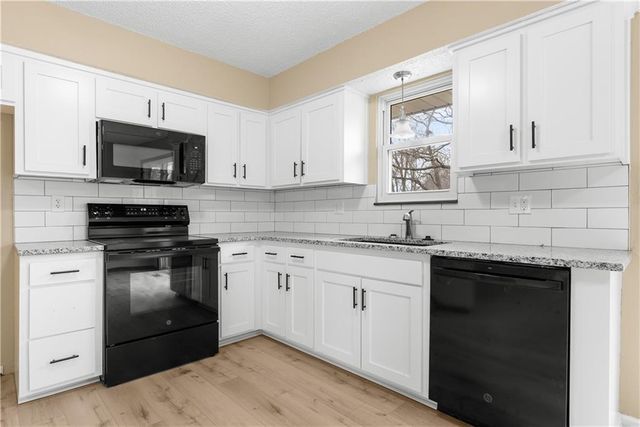 406 SE 21st Street, Oak Grove, MO 64075