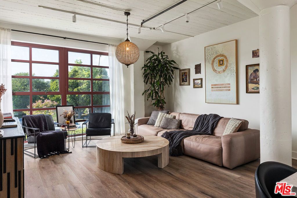 Image 1 of property listing at 812 Fremont Avenue 302, South Pasadena, CA 91030