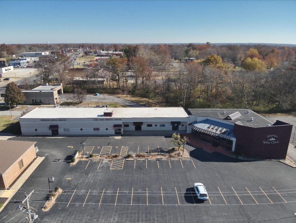 Image 2 of property listing at 3307 Broadway Street, Mt Vernon, IL 62864