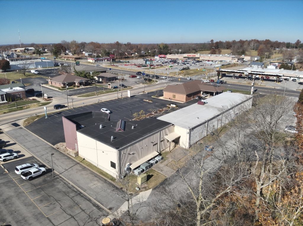 Image 3 of property listing at 3307 Broadway Street, Mt Vernon, IL 62864