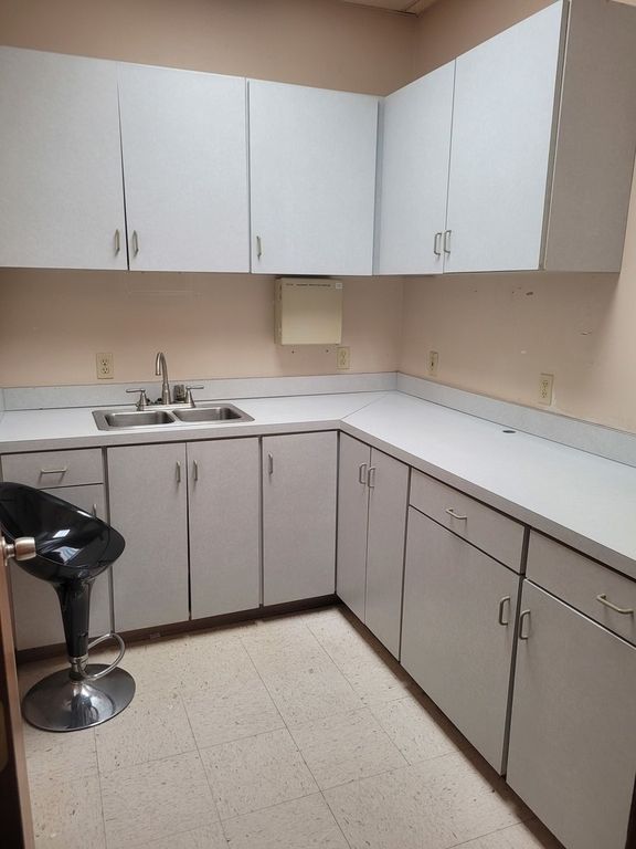 Image 29 of property listing at 3307 Broadway Street, Mt Vernon, IL 62864