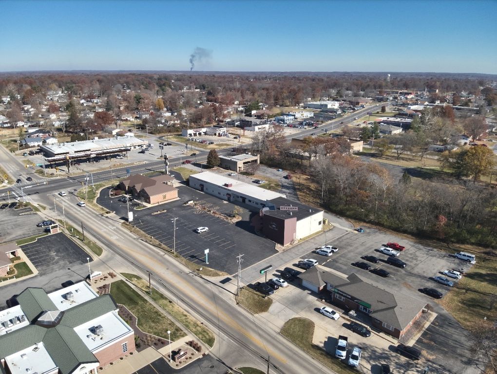Image 4 of property listing at 3307 Broadway Street, Mt Vernon, IL 62864