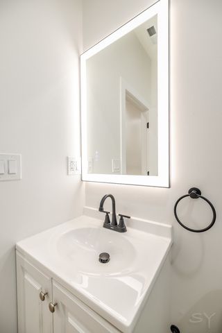 1052 N Central Park Avenue, Chicago, IL 60651