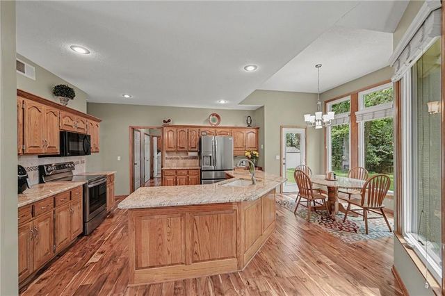 7805 N Rhode Avenue, Kansas City, MO 64152