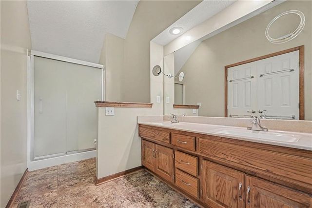 7805 N Rhode Avenue, Kansas City, MO 64152