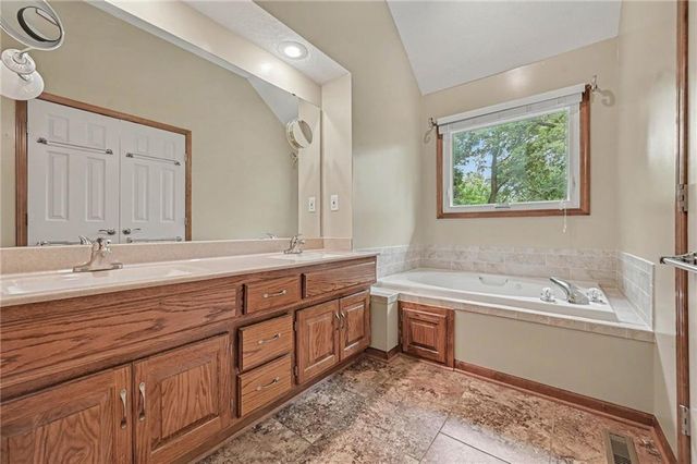 7805 N Rhode Avenue, Kansas City, MO 64152