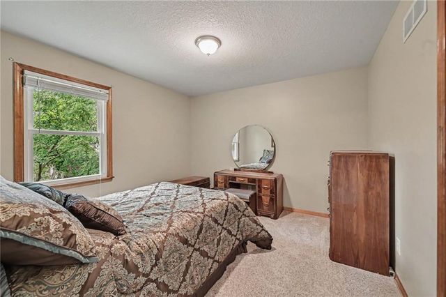 7805 N Rhode Avenue, Kansas City, MO 64152