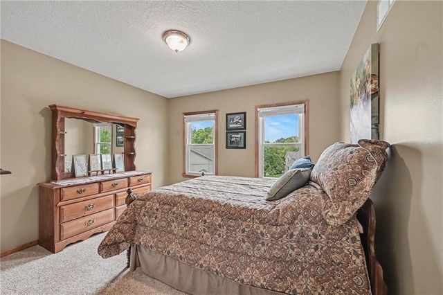 7805 N Rhode Avenue, Kansas City, MO 64152