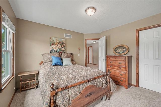 7805 N Rhode Avenue, Kansas City, MO 64152