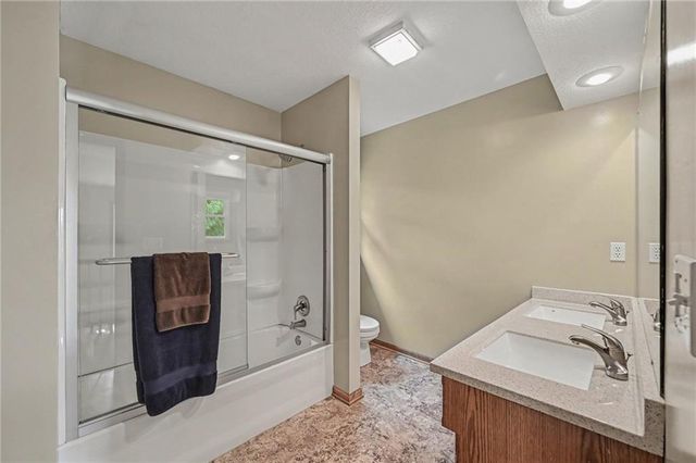 7805 N Rhode Avenue, Kansas City, MO 64152