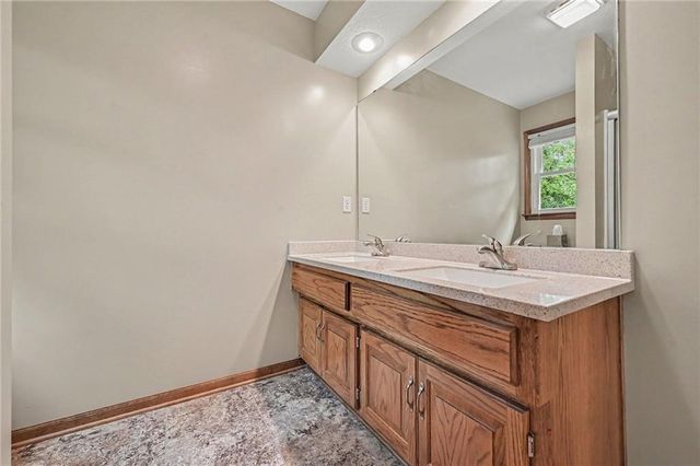 7805 N Rhode Avenue, Kansas City, MO 64152