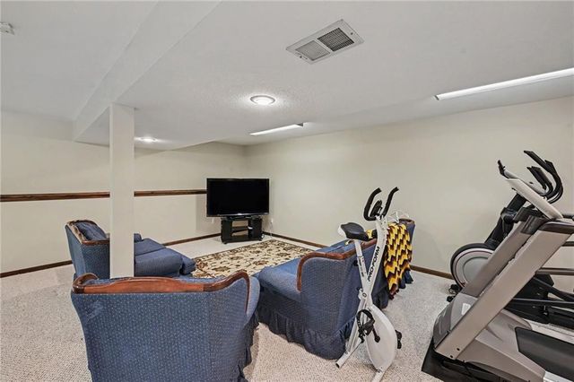 7805 N Rhode Avenue, Kansas City, MO 64152