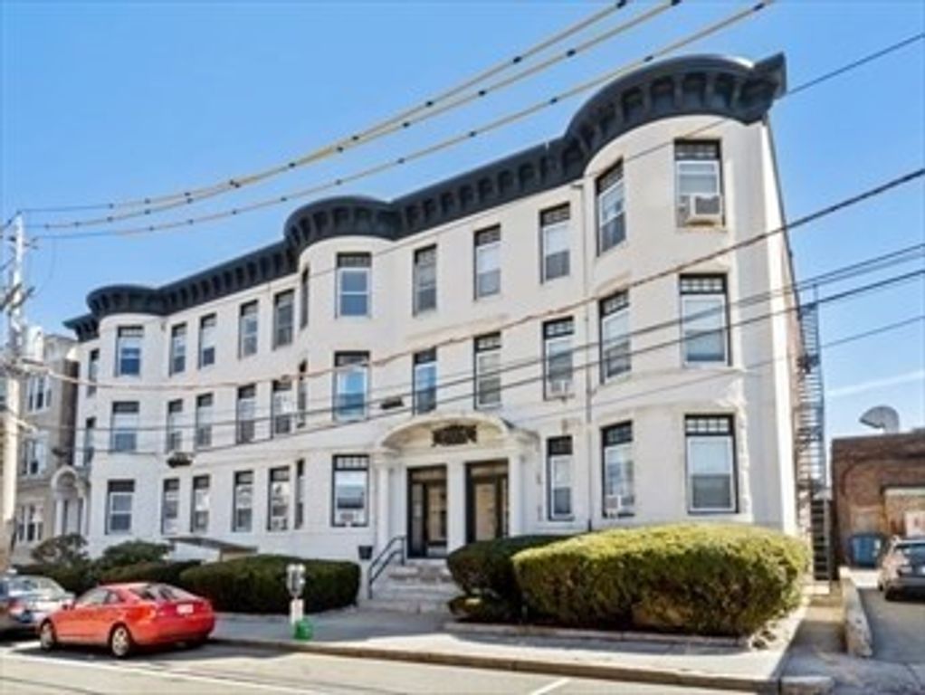 17 Green St 4, Brookline, MA 02446