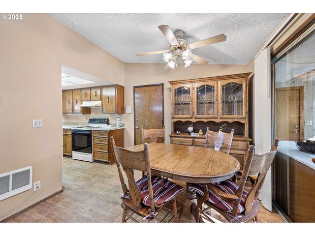 1925 HARVARD Dr, Eugene, OR 97405