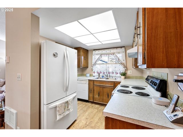 1925 HARVARD Dr, Eugene, OR 97405