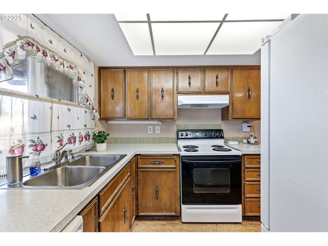 1925 HARVARD Dr, Eugene, OR 97405