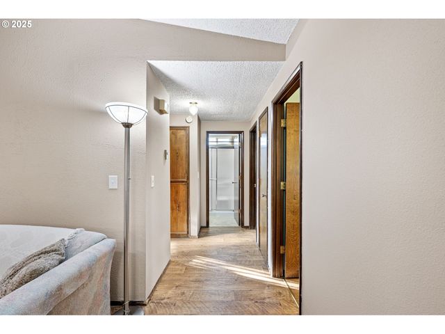 1925 HARVARD Dr, Eugene, OR 97405