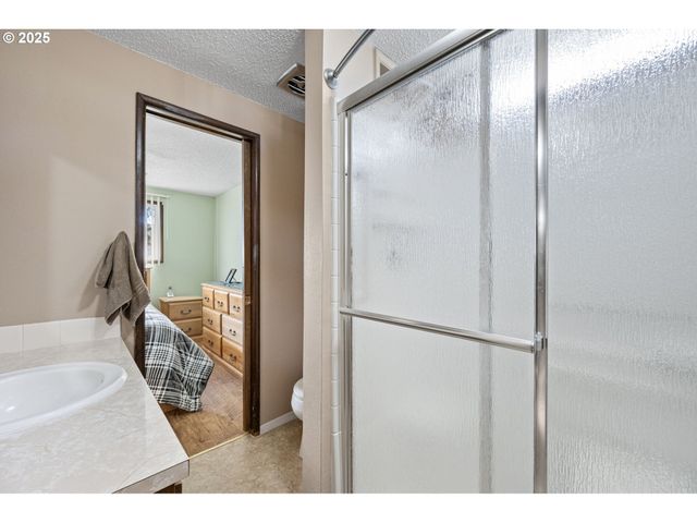 1925 HARVARD Dr, Eugene, OR 97405