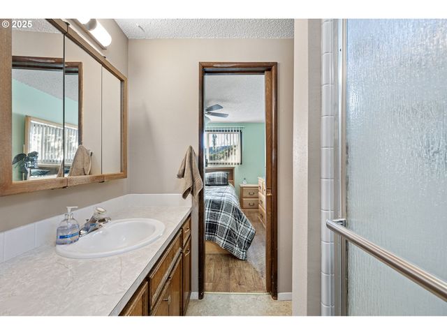 1925 HARVARD Dr, Eugene, OR 97405