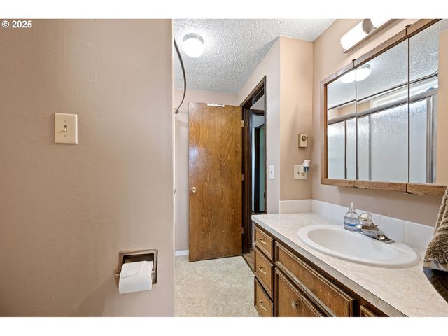 1925 HARVARD Dr, Eugene, OR 97405