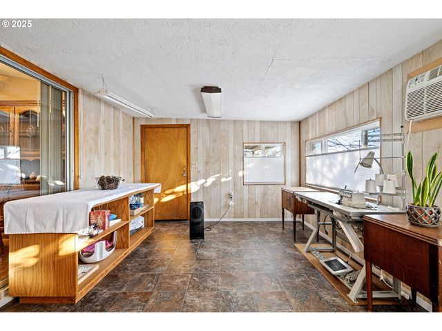 1925 HARVARD Dr, Eugene, OR 97405