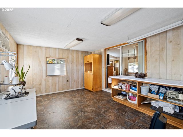 1925 HARVARD Dr, Eugene, OR 97405