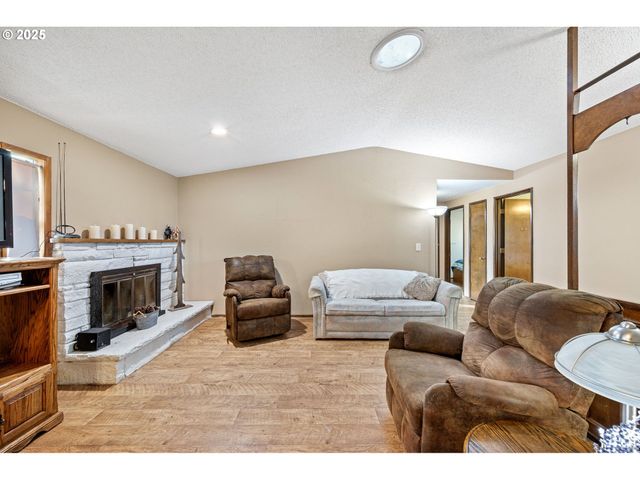 1925 HARVARD Dr, Eugene, OR 97405