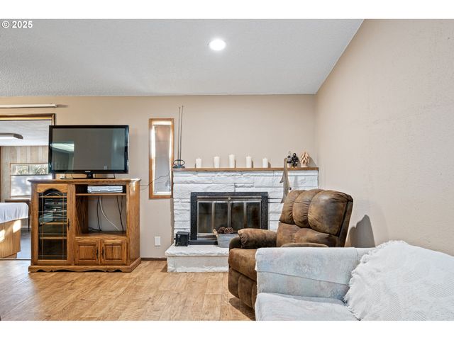 1925 HARVARD Dr, Eugene, OR 97405