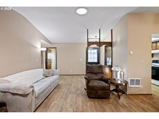 1925 HARVARD Dr, Eugene, OR 97405