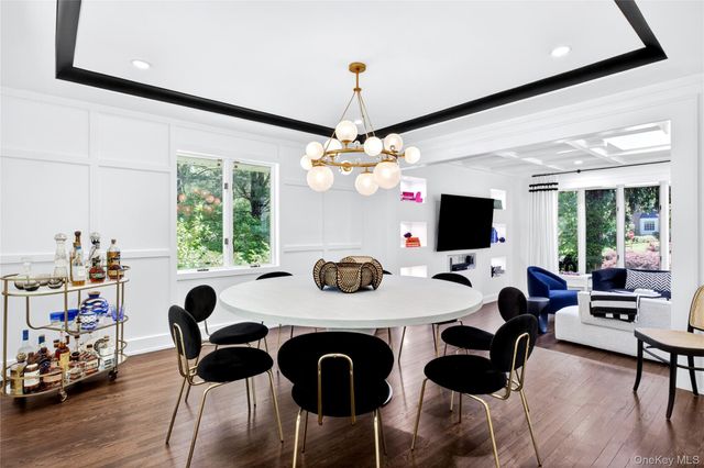 16 Cherrywood Lane, Port Washington, NY 11050