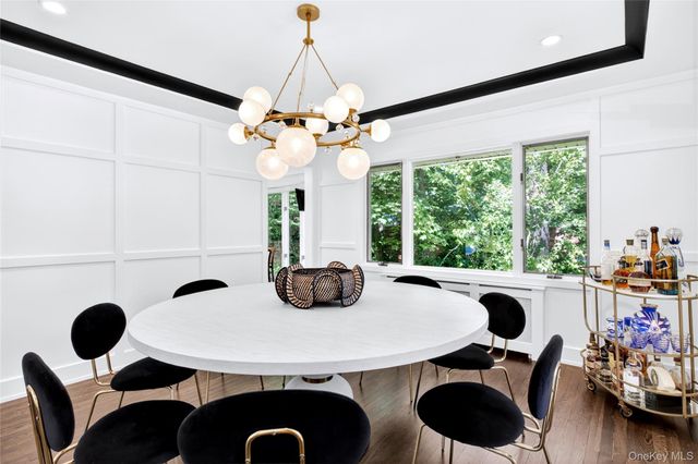 16 Cherrywood Lane, Port Washington, NY 11050