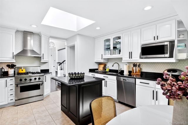 16 Cherrywood Lane, Port Washington, NY 11050