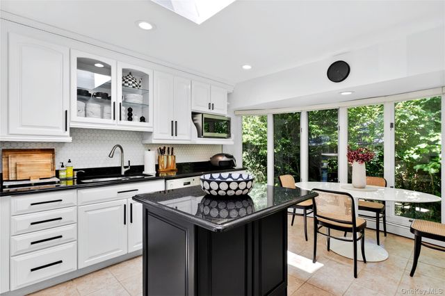 16 Cherrywood Lane, Port Washington, NY 11050
